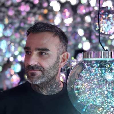 Portrait de Julien Jimenez, consultant en référencement naturel, en tenue sobre